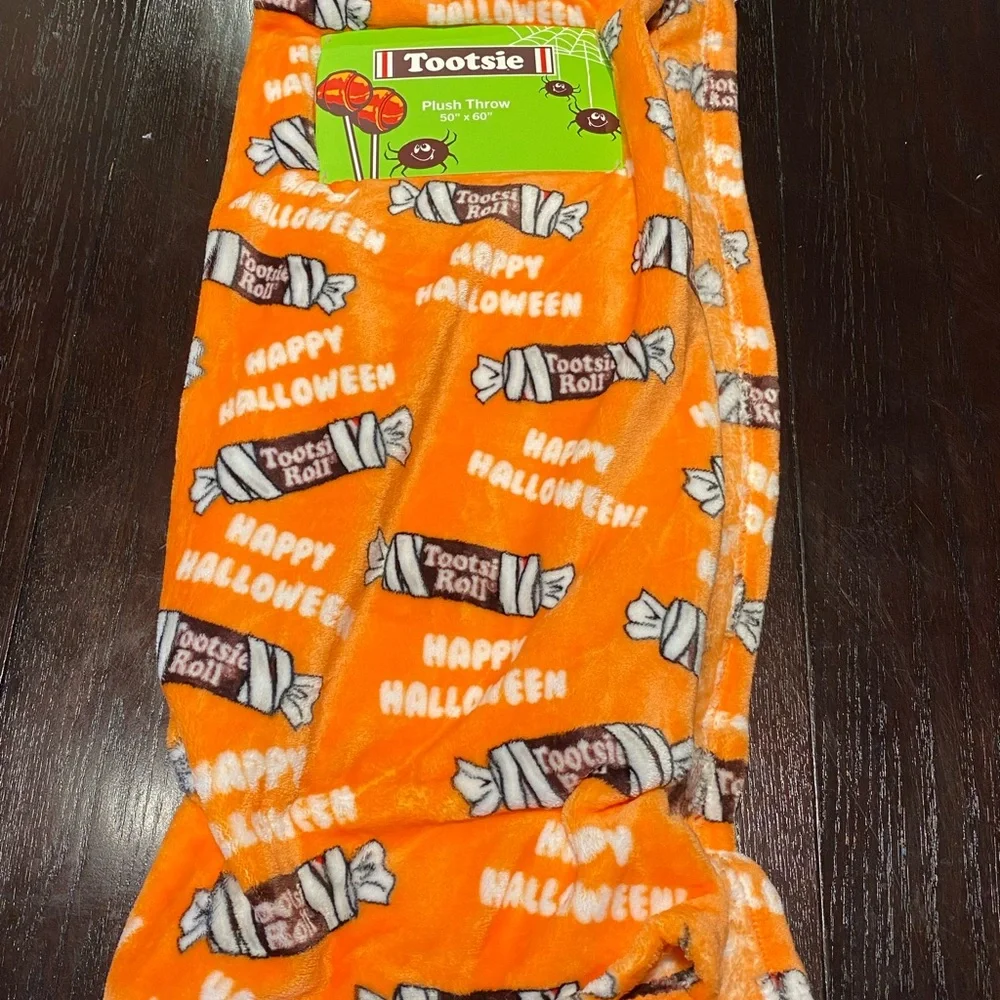 TOOTSIE ROLL HALLOWEEN CANDY THEME PLUSH THROW 50”‎ X 60”